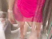 Milf bionda tettona si masturba davanti allo specchio
