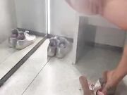 Milf bionda tettona si masturba davanti allo specchio