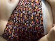 MILF si masturba col suo grosso dildo e geme