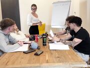 Prof sborrata in blasse dagli studenti
