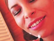 La tua sborra calda sulla mia faccia amore