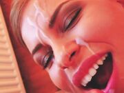 La tua sborra calda sulla mia faccia amore