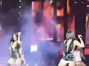 Elodie e Gaia  due bei culi in concerto