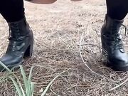 Pissing all'aperto esibizionista italiana