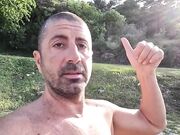 Milf tettona si mantiene in forma all'aperto