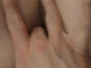 Donna sposata che si tocca il culo