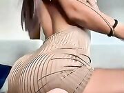 Giulia mostra il suo culone e si spoglia
