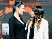 Sarah Toscano e Rebecca Staffelli bacio con l'I.A.