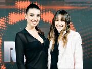 Sarah Toscano e Rebecca Staffelli bacio con l'I.A.