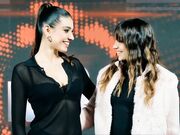Sarah Toscano e Rebecca Staffelli bacio con l'I.A.