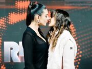 Sarah Toscano e Rebecca Staffelli bacio con l'I.A.