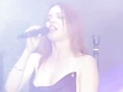 Noemi ops capezzolino in concerto