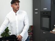 Vendita porta a porta Trio MMF con casalinga tettona