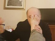 Lecca I piedi ! Bastardo! Pulisci !