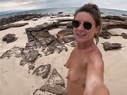 Passeggiata nuda in spiaggia esibizionista italiana