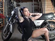 Italiana tatuata scopata da ragazzo nero dotato