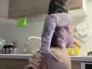 Alessia si masturba in piedi in cucina