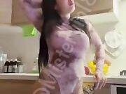 Alessia si masturba in piedi in cucina