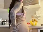 Alessia si masturba in piedi in cucina
