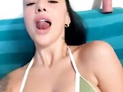 Mora tettona con bel culone si masturba con vibratore