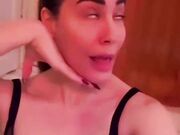 Paola Saulino scatenata balla in reggiseno trasparente