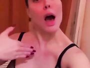 Paola Saulino scatenata balla in reggiseno trasparente
