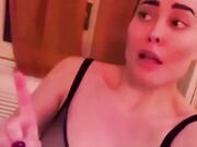Paola Saulino scatenata balla in reggiseno trasparente
