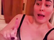 Paola Saulino scatenata balla in reggiseno trasparente