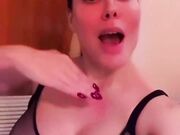Paola Saulino scatenata balla in reggiseno trasparente