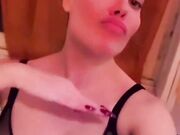 Paola Saulino scatenata balla in reggiseno trasparente