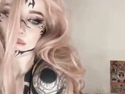 Ragazza social culona con belle tettone in lingerie