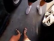 Succhia il cazzo a sconosciuto nel parcheggio del super