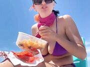 Linda Stabilini in bikini in spiaggia