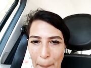 Tettona italiana fa un pompino in auto a suo marito