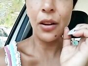 Tettona italiana fa un pompino in auto a suo marito