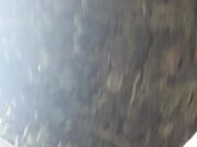 Ragazzo mi porta a passeggio al guinzaglio.