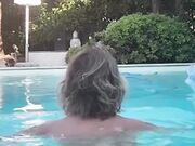 Alba Parietti bagno nuda in piscina