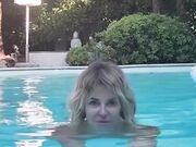 Alba Parietti bagno nuda in piscina