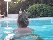 Alba Parietti bagno nuda in piscina