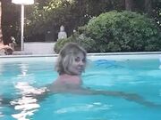 Alba Parietti bagno nuda in piscina