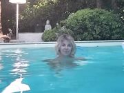 Alba Parietti bagno nuda in piscina