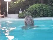 Alba Parietti bagno nuda in piscina