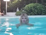 Alba Parietti bagno nuda in piscina