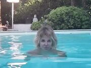 Alba Parietti bagno nuda in piscina