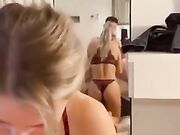 Fidanzata ripresa mentre lo succhia allo specchio