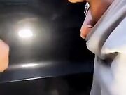 Sega e succhia il cazzo nel parcheggio fuori dall'auto