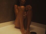 Elodie nuda nella doccia