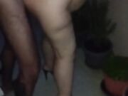 Lei in tacchi chiavata in piedi da bull