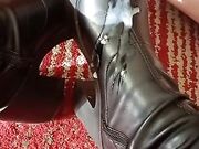 Sega con ballbusting con sborrata suoi suoi stivali