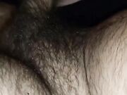Se lo meni e lo succhia mi esplode il cazzo